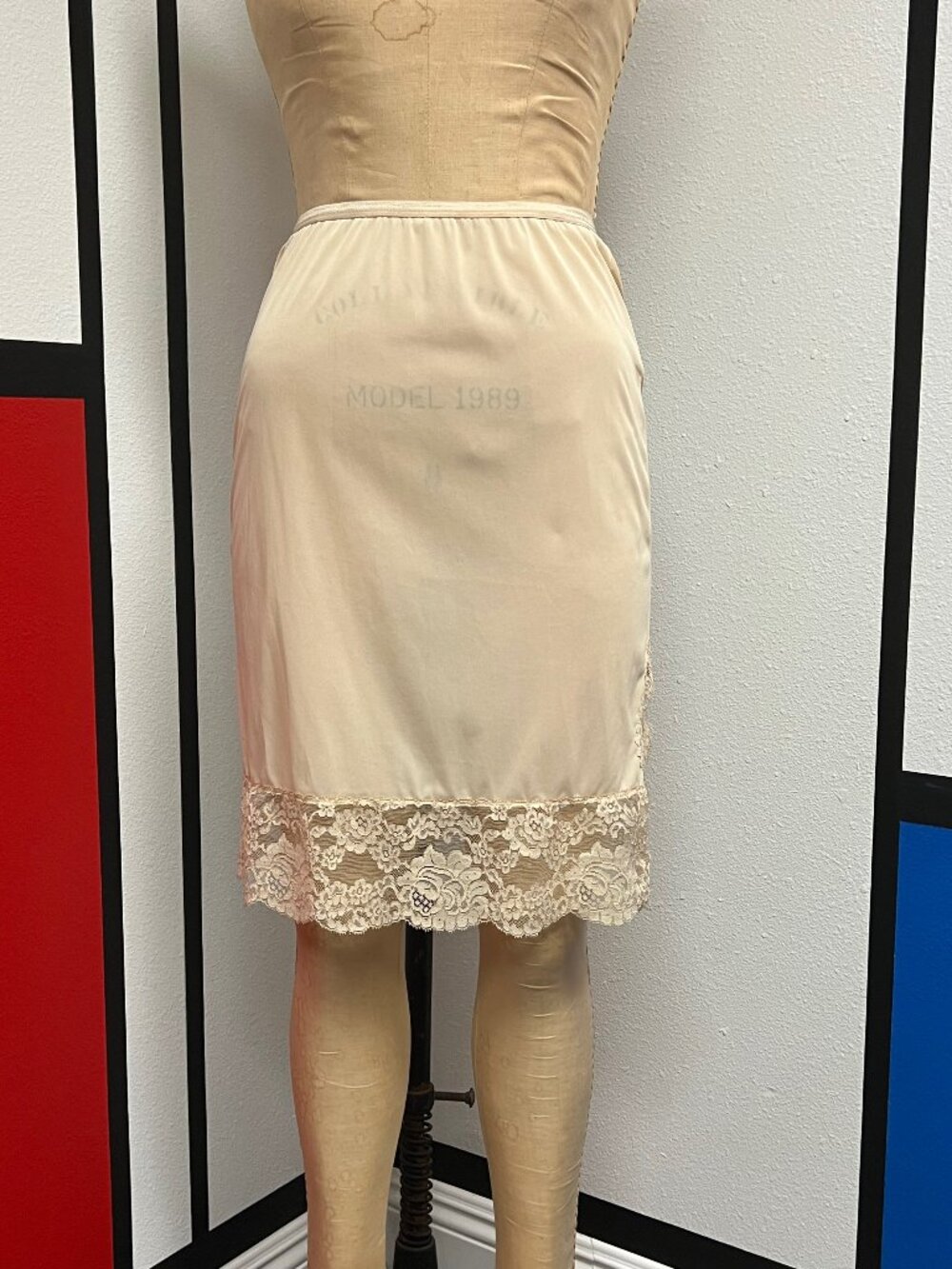 EUC Vintage 60s Vanity Fair Beige Lace Trim Side Slit Skirt Slip Small